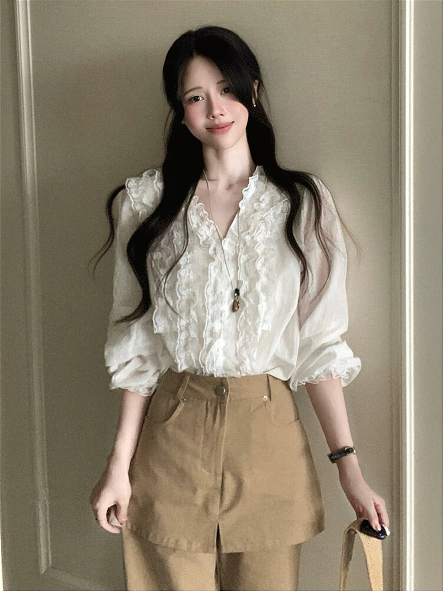 화이트 레이스 조각 V넥 거품 소매 루즈핏 여성 셔츠 2026 여름 프랑스식 고유 한 아름다운 휴가 맨위