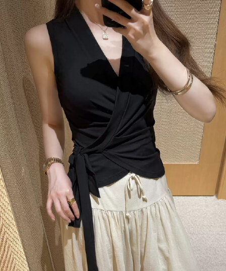 한 부서 십자가 V넥 캐미솔 2026 년 새로운 여름 레이스업 허리 수축 슬림해 보이는 민소매 작은 셔츠 맨위