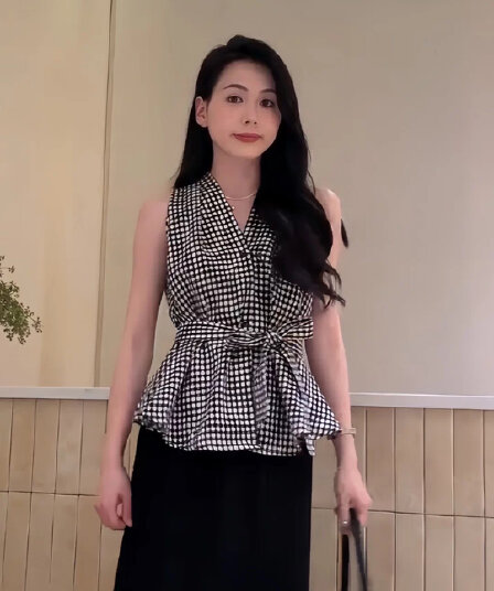 레트로 스타일 V넥 체크무늬 스트랩 허리 수축 민소매 여성 셔츠 2026 여름 새로운 패션 외국 가스 Chic 맨위