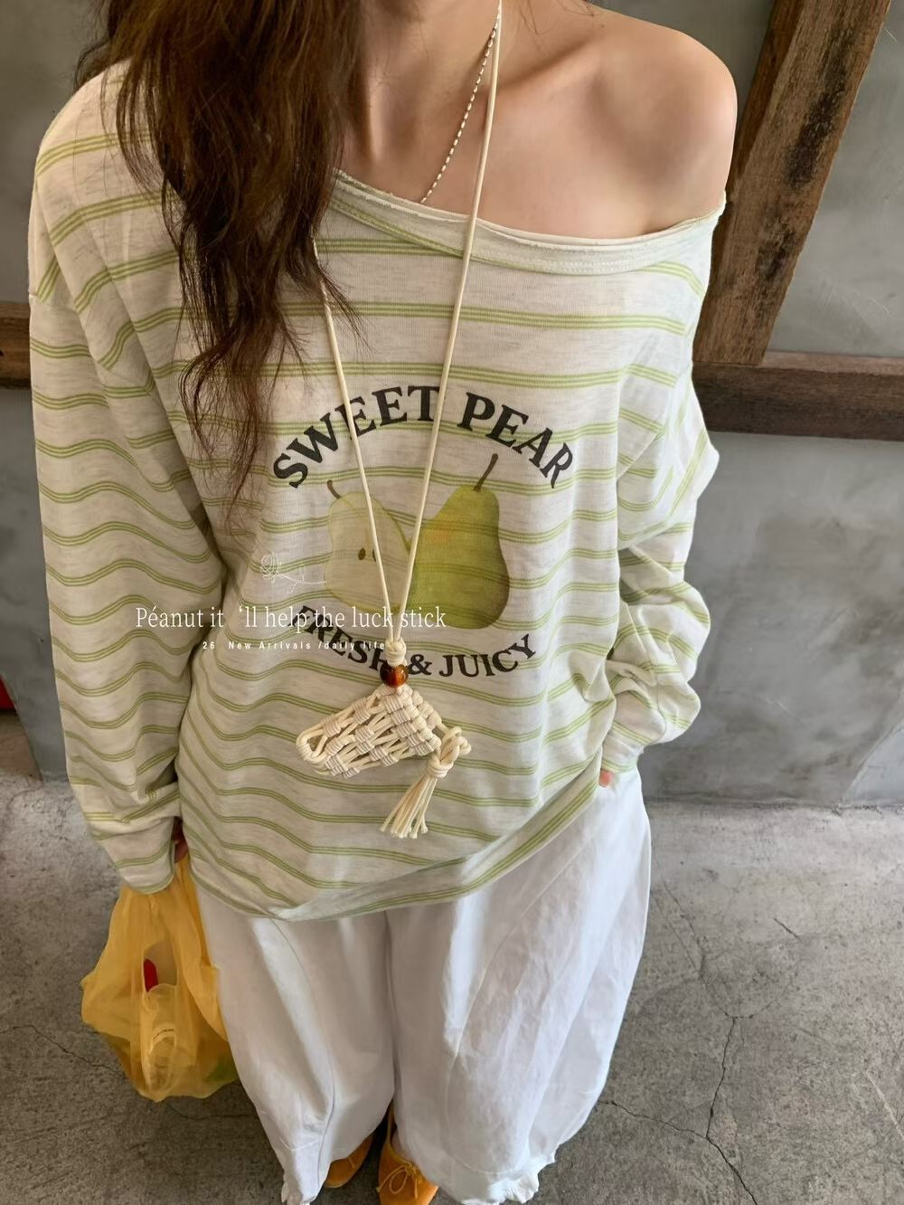 peanut 땅콩 홈 한 부서 보 주님 착용 가져 가라. 과일 프린트 스트라이프 비스듬한 어깨 루즈핏 긴팔 오프숄더 티셔츠