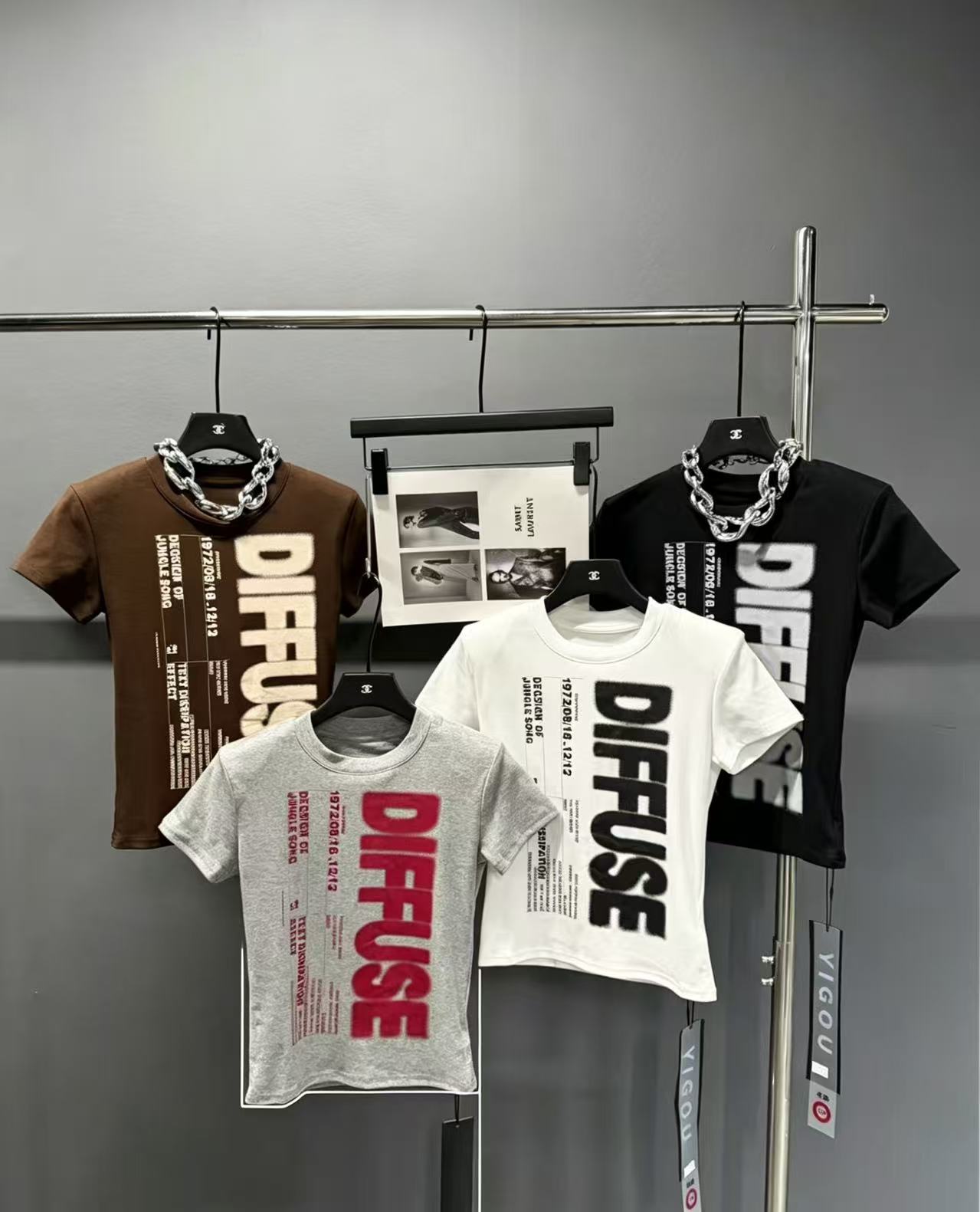 차가운 핫걸 수직 곡물 알파벳 벨트 어깨 패드 펑크 록 아메리칸 거리 2026 아모이 한일 ootd 쇼트 스타일 티셔츠 z