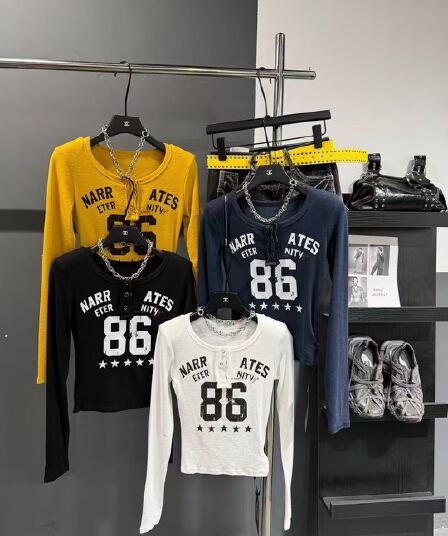 차가운 핫걸 86 프린트 어둠 단추 2026 가을 겨울 새로운 ins 트렌디 패션 어깨 패드 긴팔 티셔츠 학생 한일 ootd
