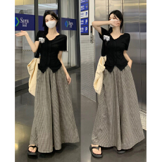 批发实拍2026夏季大码两件套装胖mm短袖<b class='q'>V领</b><b class='q'>T</b><b class='q'>恤</b>+黑白格子高腰阔腿裤裙