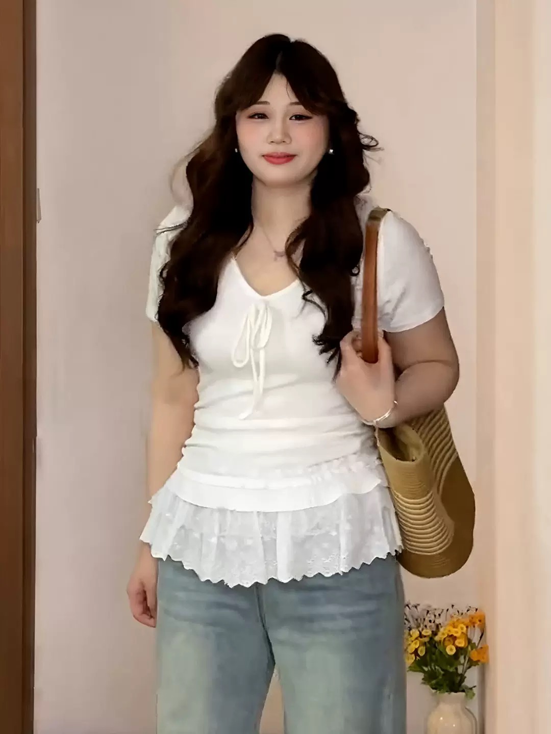 빅 사이즈 달콤함 레이스 조각 레이스업 V넥 반팔 티셔츠 여성 2026 봄 여름 몸매 가꾸기 자이언트 슬림해 보이는 화이트 맨위