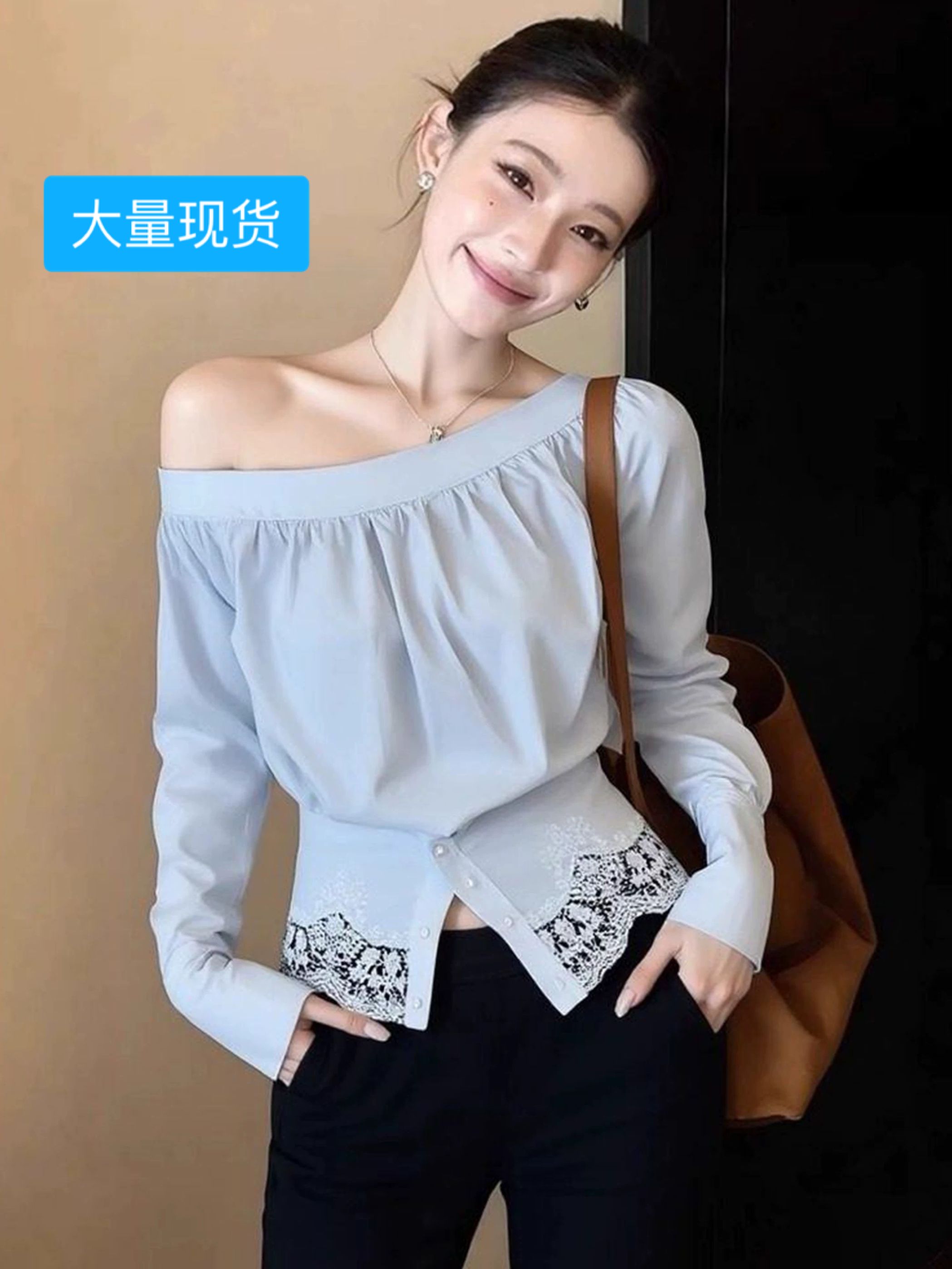 한 부서 파란색 비스듬한 어깨 셔츠 맨위 여성 2026 새로운 봄 작은 대중 디자인 센스 허리 수축 다용도 쇼트 스타일 맨위