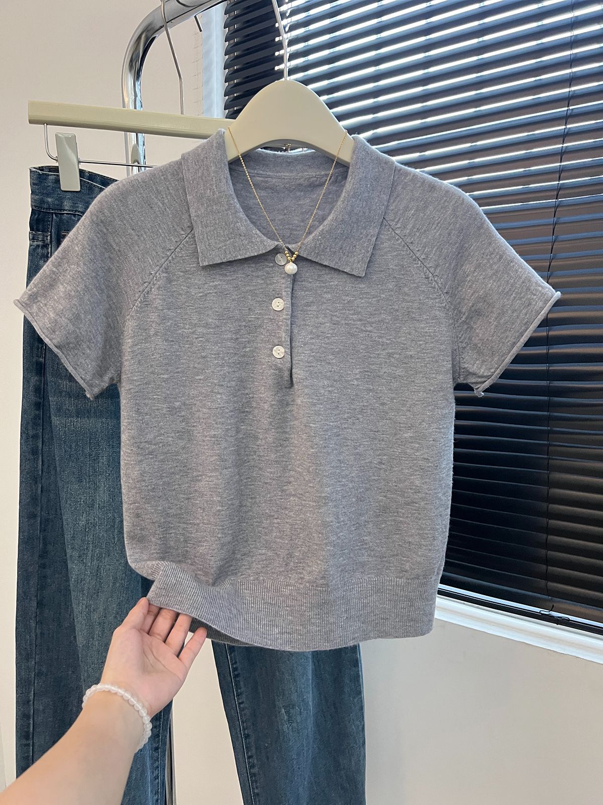 실사 캐주얼 다용도 POLO 칼라 싱글 줄 버튼 몸매 가꾸기 슬림해 보이는 풀오버 반팔 니트 스웨터 기본 셔츠 맨위 여성 여름