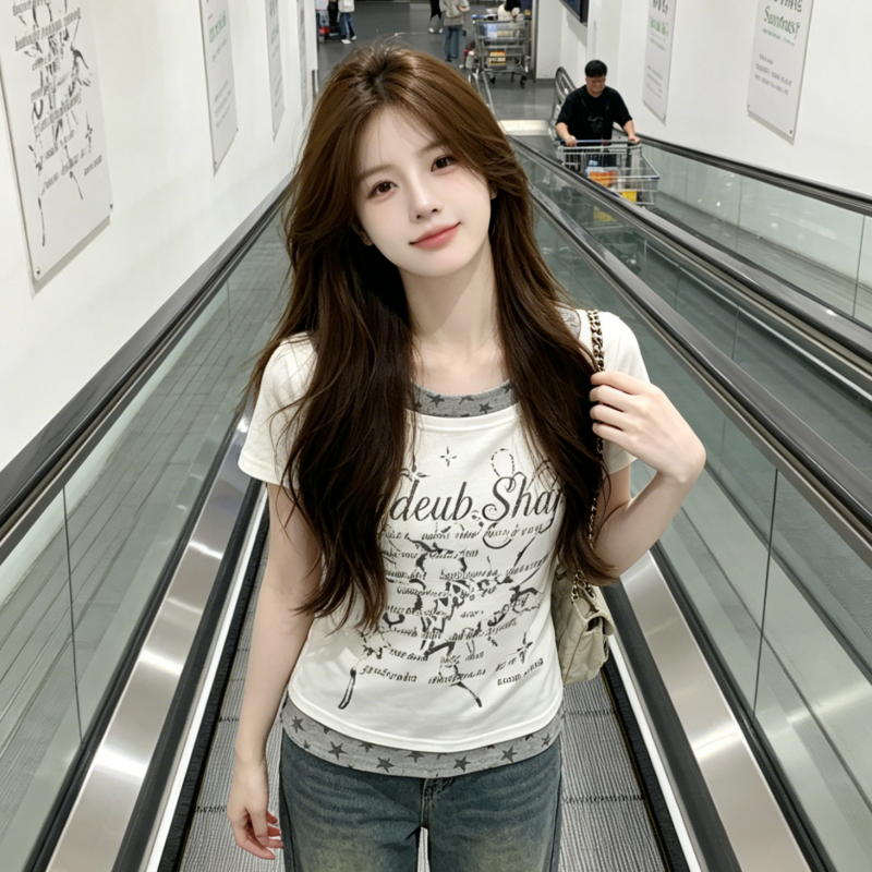 여름 새로운 한국 스타일 몸매 가꾸기 슬림해 보이는 페이크 레이어드 알파벳 프린트 반팔 티셔츠 여성 셔츠 통기성