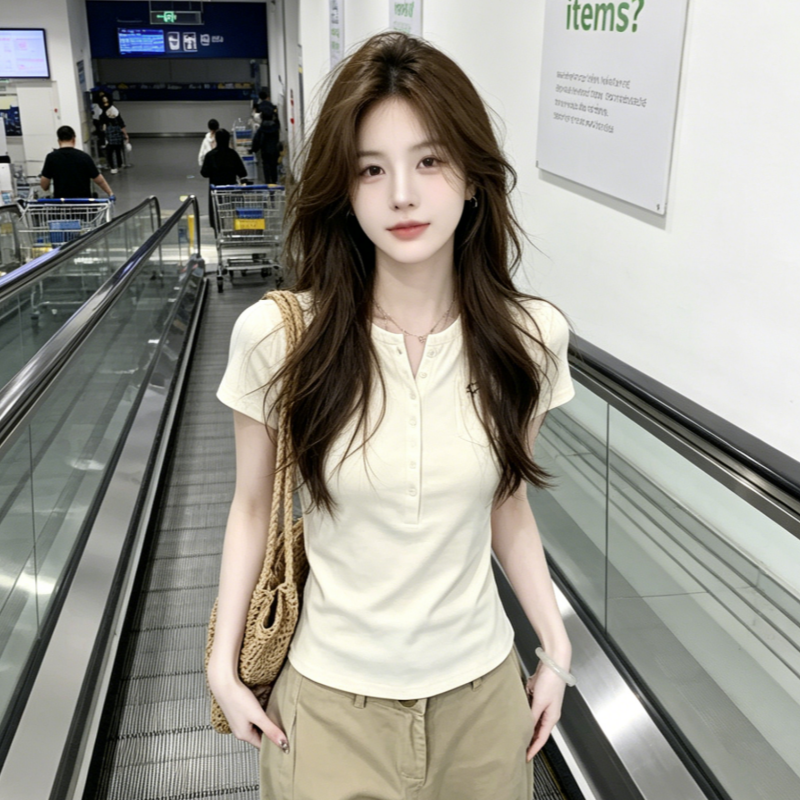 아메리칸 달콤한 핫걸 단추 V넥 긍정적 인 어깨 반팔 티셔츠 여성 여름 높음 거리 몸매 가꾸기 슬림해 보이는 디자인 센스 작은 대중 맨위