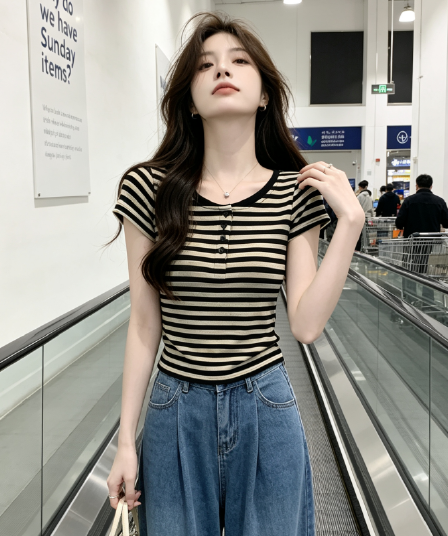 아메리칸 스트라이프 긍정적 인 어깨 반팔 몸매 가꾸기 슬림해 보이는 2026 여름 새로운 캐주얼 기초 다용도 티셔츠 여성