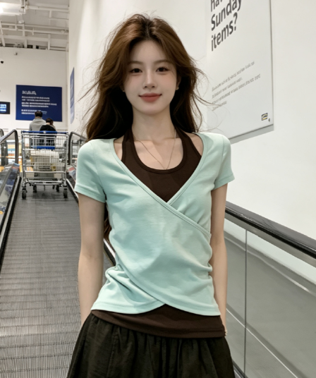 송 긍정적 인 En 한 부서 녹색 페이크 레이어드 행침 목 몸매 가꾸기 반팔 티셔츠 여성 여름 새로운 쇼트 스타일 핫걸 작은 맨위