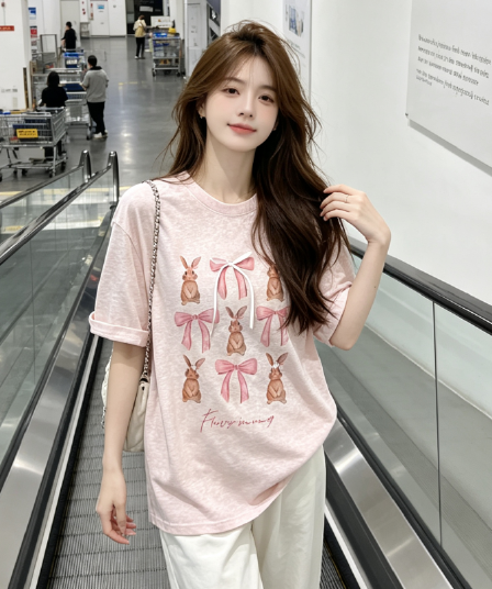 핑크색 달콤함 만화 프린트 반팔 티셔츠 여성 2026 여름 새로운 연령 감소 작은 키 라운드 넥 맨위