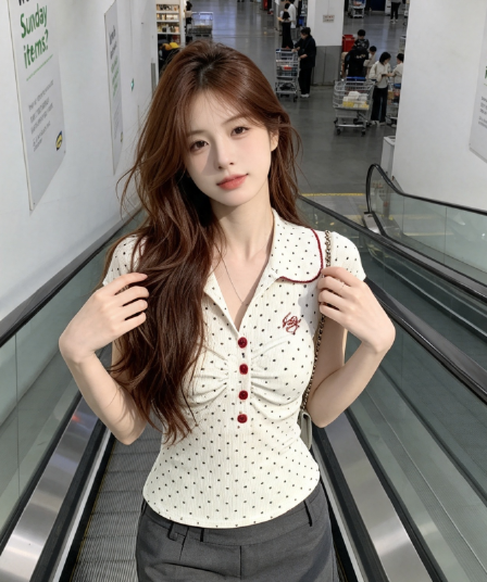 실사 반팔 티셔츠 여성 의류 여름 새로운 쇼트 스타일 몸매 가꾸기 슬림해 보이는 트렌디 도트 무늬 디자인 센스 POLO 칼라 맨위