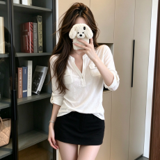 批发实拍慵懒风松弛感V领<b class='q'>T</b><b class='q'>恤</b>女设计感宽松显瘦<b class='q'>衬衫</b>上衣