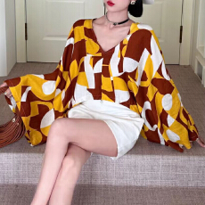 批发报单有货<b class='q'>欧美</b>高级感V领印花<b class='q'>T</b><b class='q'>恤</b>春夏秋宽松显瘦蝙蝠袖御姐气质上衣