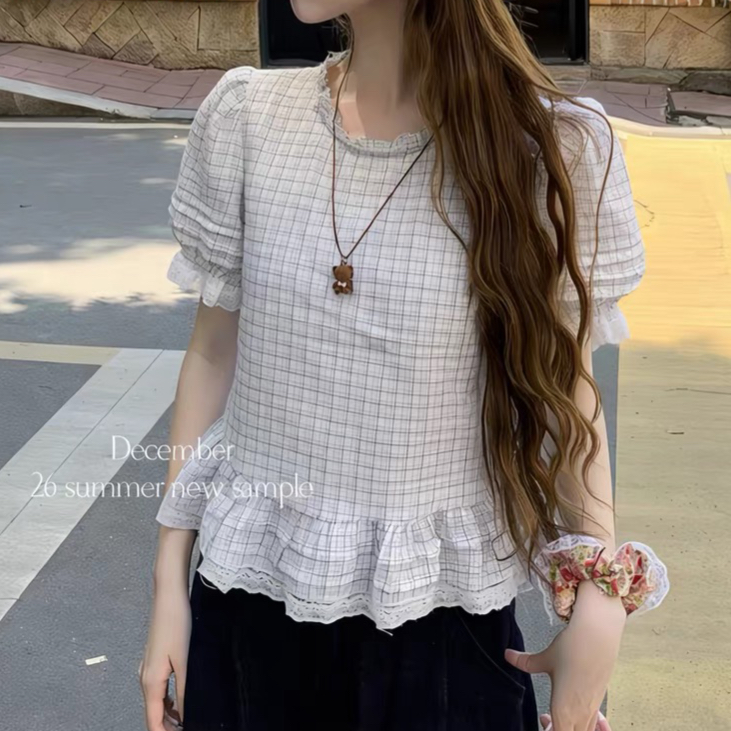 주문 재고 있음 여름 켜기 새로운 디자인 센스 한 부서 프릴 라운드 넥 체크무늬 레이스 패치워크 셔츠 연령 감소 작은 셔츠