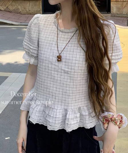 주문 재고 있음 여름 켜기 새로운 디자인 센스 한 부서 프릴 라운드 넥 체크무늬 레이스 패치워크 셔츠 연령 감소 작은 셔츠