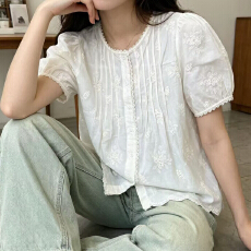批发报单有货夏新款圆领短袖设计感小众温柔高级减龄洋气上衣刺绣衬衣