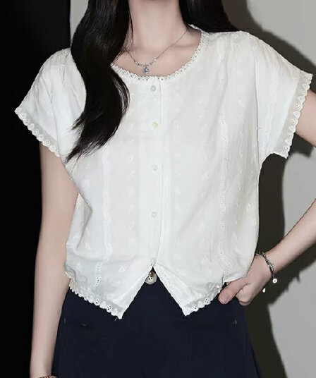 주문 재고 있음 프랑스식 화이트 홀로우 아웃 루즈핏 반팔 여성 셔츠 여름 한 부서 레이스 라운드 넥 작은 셔츠 맨위