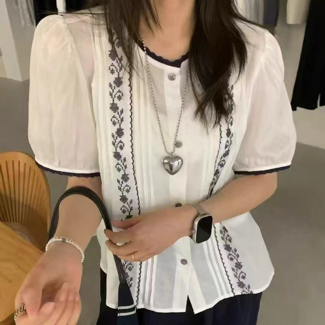 재고 있음 플리츠 배색 자수 거품 소매 셔츠 여름 새로운 유럽 역 전원 바람 연령 감소 다용도 작은 셔츠