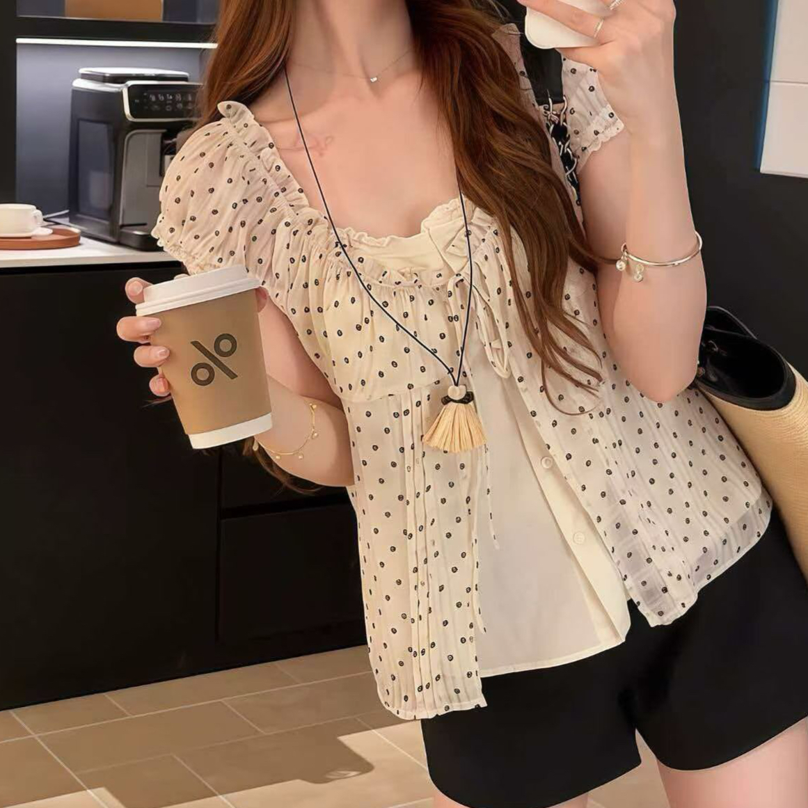 재고 있음 프랑스식 도트 무늬 페이크 레이어드 여성 셔츠 여름 새로운 디자인 센스 작은 대중 거품 소매 슬림해 보이는 자외선 차단 맨위