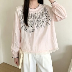 批发有货<b class='q'>大码</b>小众刺绣花卉上衣女装杏色蕾丝边泡泡袖精致内搭秋季衬衫