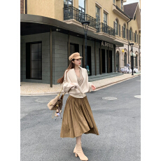 批发实拍实价 翻领交叠门襟牛角扣白毛衫+麂皮绒重工压褶不规则半身裙