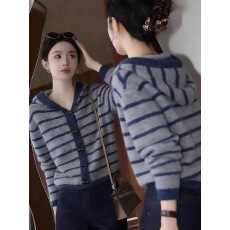 批发复古条纹牛角扣连帽<b class='q'>针织</b><b class='q'>开衫</b>女冬季新款休闲松弛感宽松长袖外套潮