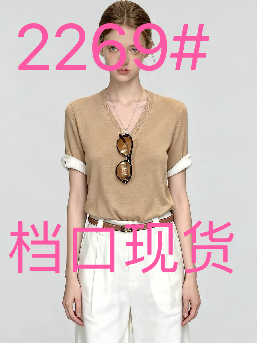 카키 색 V넥 명중 화이트 페이크 레이어드 반팔 티셔츠 여성 2026 여름 한 부서 느긋한 느슨함 센스 chic 맨위