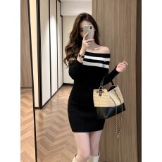 批发设计感黑色一字肩条纹长袖<b class='q'>连衣裙</b>女秋冬穿搭小个子单穿修身包臀裙