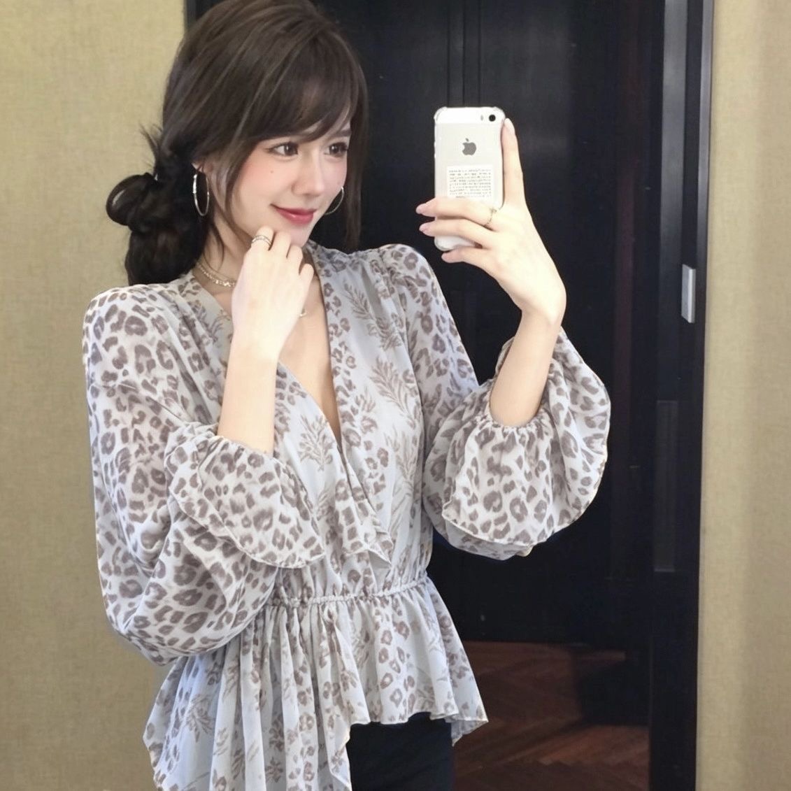 레오파드 무늬 V 넥 셔츠 여성 2026 새로운 여름 연령 감소 외국 가스 불규칙 표지 배 허리 수축 쉬폰 톱