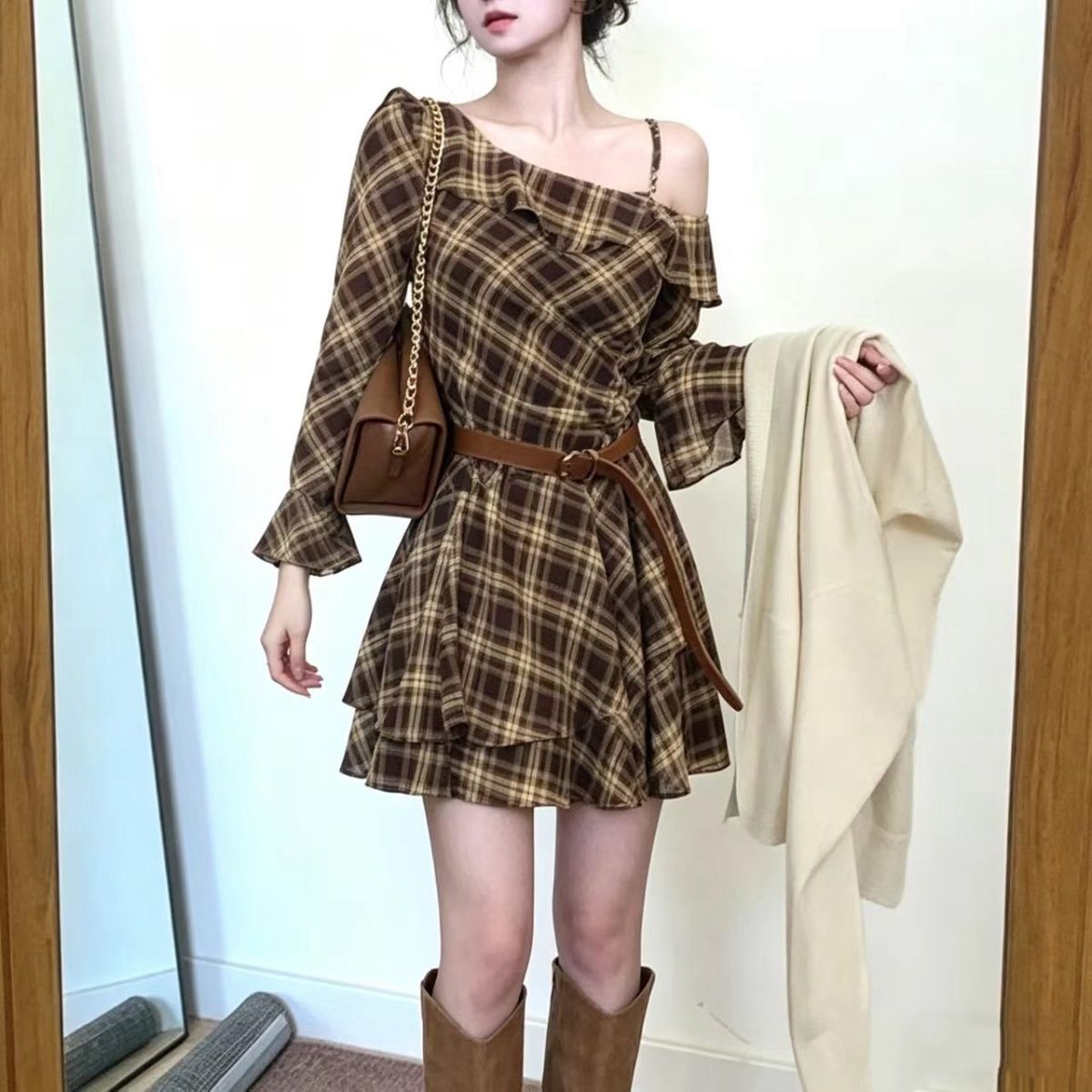 여름 프랑스식 흔들다 칼라 인어 꼬리 새로운 레트로 연꽃 잎 불규칙 측면 체크무늬 비스듬한 어깨 드레스