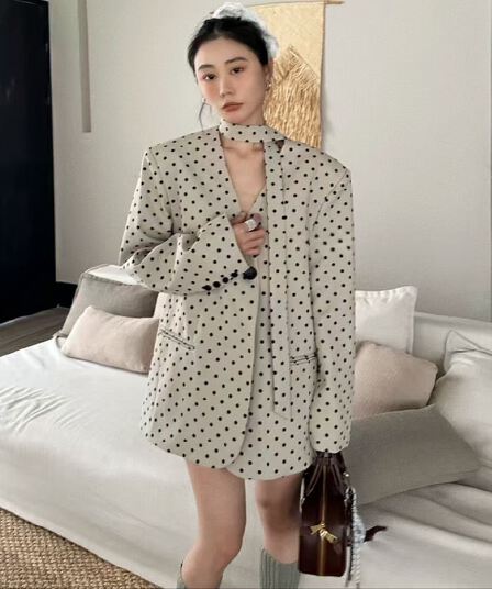 봄 새로운 한국 스타일 디자인 센스 세련된 프로필 모양 도트 무늬 블레이저 ins 바람 레트로 절묘한 V넥 정장 여성