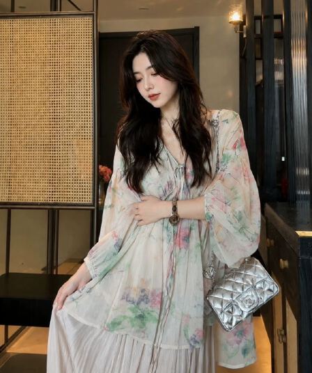 고급 센스 프랑스식 작은 대중 V넥 꽃무늬 여성 셔츠 이른 가을 새로운 자이언트 잘 생긴 디자인 센스 연령 감소 다용도 맨위