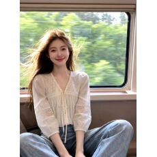 批发法式独特白色V领蕾丝<b class='q'>镂空</b>系带衬<b class='q'>衫</b>女2026春夏设计感减龄百搭衬<b class='q'>衣</b>