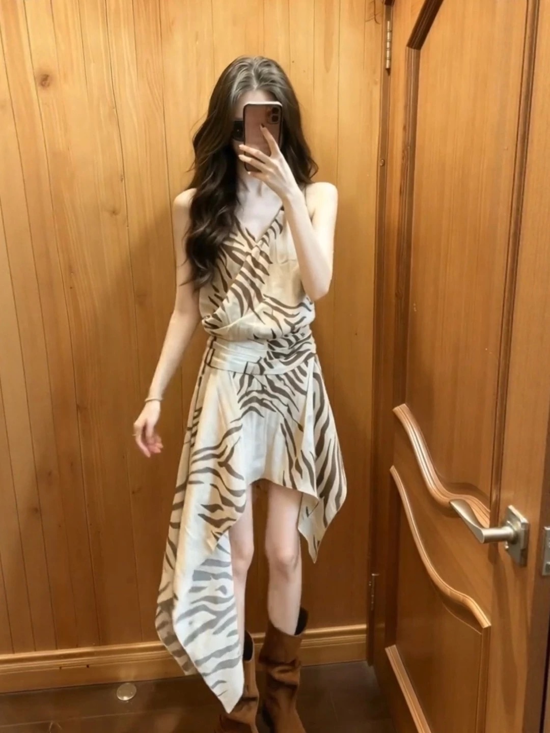 휴일 낭만주의 바람 얼룩말 곡물 V넥 슬립 드레스 2026 새로운 비대칭 디자인 센스 롱 스커트 고급 센스