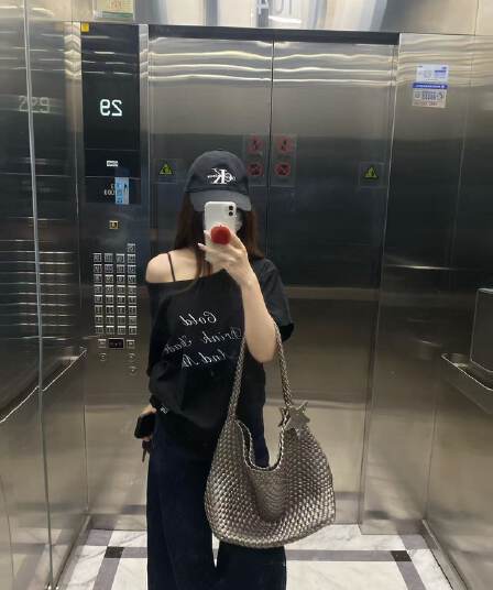 새로운 생방송 품질 비스듬한 어깨 오프숄더 티셔츠 알파벳 프린트 맨위
