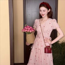 批发美静在这【棉】刺绣爱心<b class='q'>修身</b>粉色<b class='q'>连衣裙</b>2026夏新品V领长裙女