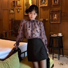 批发法式复古立领<b class='q'>碎花</b>透视<b class='q'>衬衫</b>女高级感褶皱喇叭袖紫色柔纱打底上衣秋