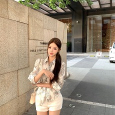 批发松弛古老时髦印花<b class='q'>衬衫女</b>装秋季长袖缎面随性衬衣设计复古气质上衣