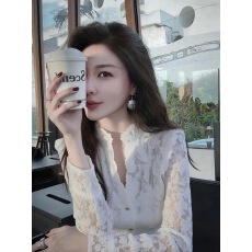 批发白色<b class='q'>蕾丝</b>上衣女装2025冬季轻熟气质名媛时髦洋气独特漂亮打底<b class='q'>衬衣</b>