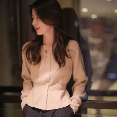 批发23初秋新款打底针织衫女内搭V领<b class='q'>上衣</b>短款百搭束腰针织<b class='q'>上衣</b>毛衣女