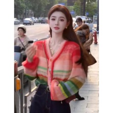 批发<b class='q'>韩版</b>宽松彩虹色条纹针织衫女2024秋冬新款别致小香风毛衣百搭上衣