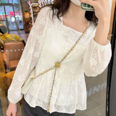 批发法式方领气质刺绣<b class='q'>衬衫</b>女设计感小众上衣春秋季2023年新款修身长袖