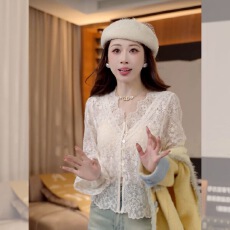 批发时尚钩花V领蕾丝衫女秋冬新款独特休闲宽松显瘦打底内搭小衫上衣