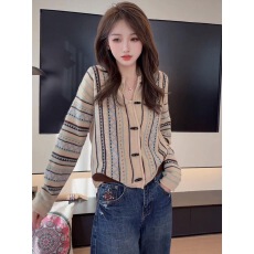 批发独特超好看牛角扣提花毛衣外套女秋冬穿<b class='q'>搭</b>高级感<b class='q'>长袖</b>针织<b class='q'>开衫</b>上衣