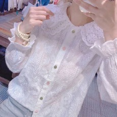 批发时尚蕾丝镂空<b class='q'>娃娃领</b>白<b class='q'>衬衫</b>女春季彩色纽扣小衫洋气欧货喇叭袖上衣
