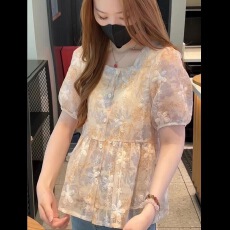 批发法式方领泡泡袖甜美刺绣蕾丝<b class='q'>衬衫</b>女夏季短袖宽松遮肚子娃娃衫上衣