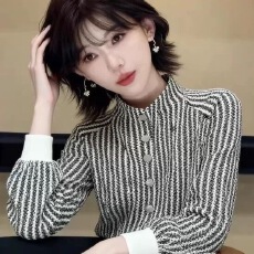 批发冬季独特超好看洋气减龄上衣韩系小众轻奢不撞款高级感条纹<b class='q'>打底衫</b>