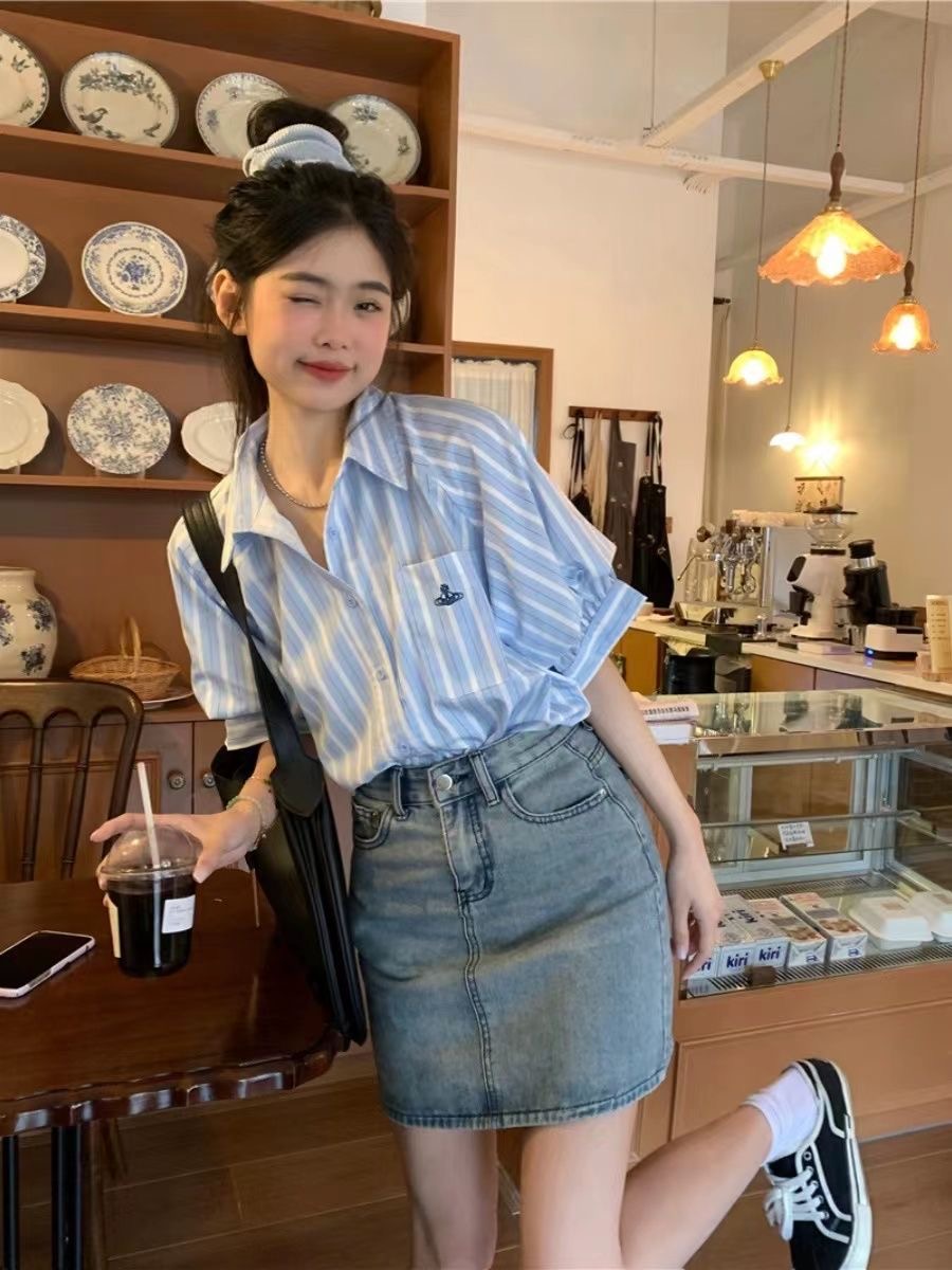 2025 년 여름 새로운 한국 스타일 작은 대중 디자인 센스 셔츠 Chic 세로 줄무늬