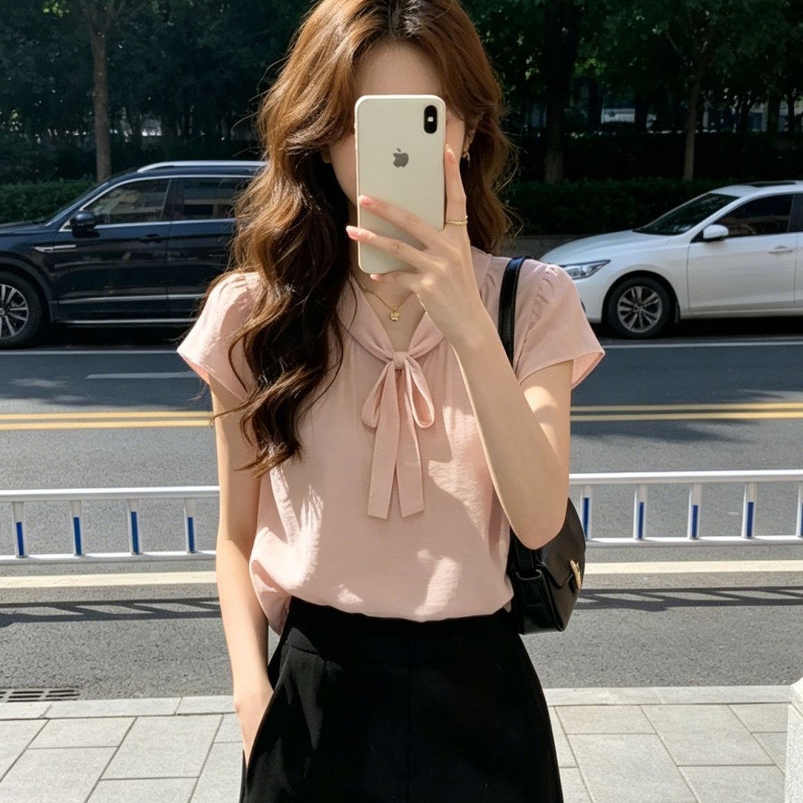 핑크색 반팔 나비 넥타이 여성 셔츠 여름 2026 새로운 디자인 센스 작은 대중 고급 연령 감소 맨위